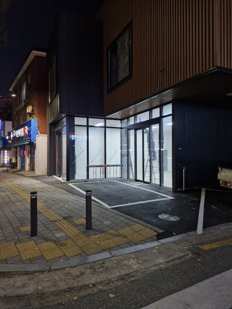 서울시 상가 커튼월과 출입구 전경